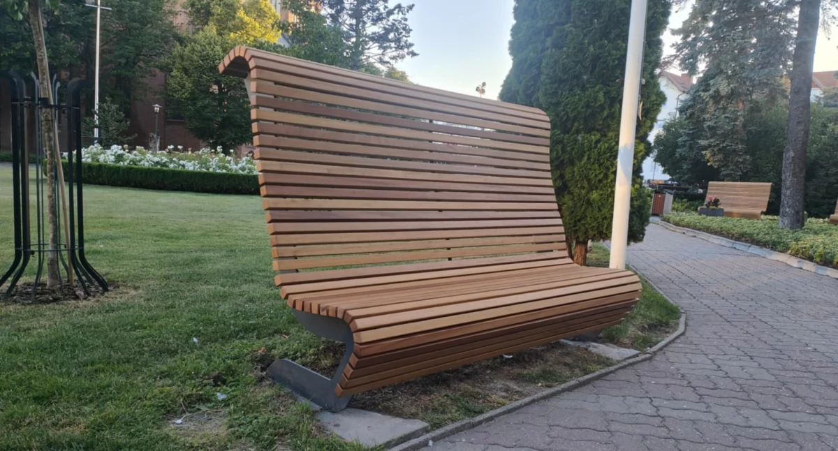 Estetyczne zmiany w centrum: trwa odnawianie ławek
