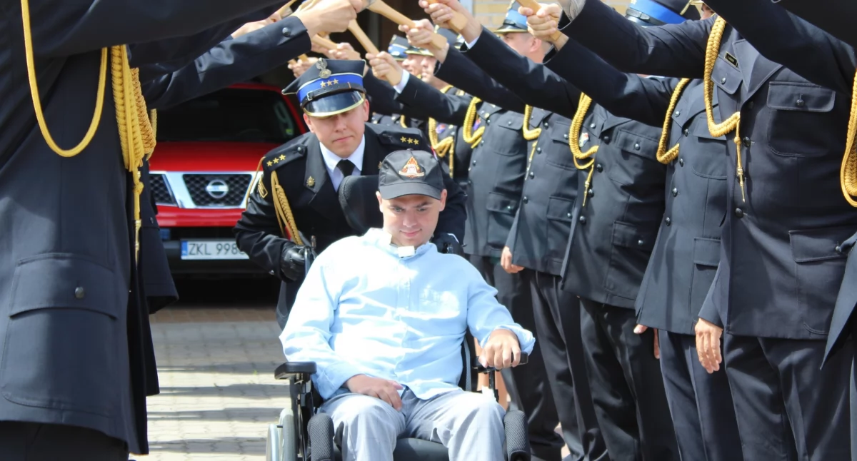 Nie zawahał się ruszyć na pomoc. Bohaterski strażak, Piotr Milczarek zakończył służbę
