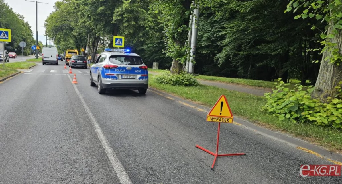 Kierowca BMW potrącił pieszego na pasach. 49-latek w szpitalu 