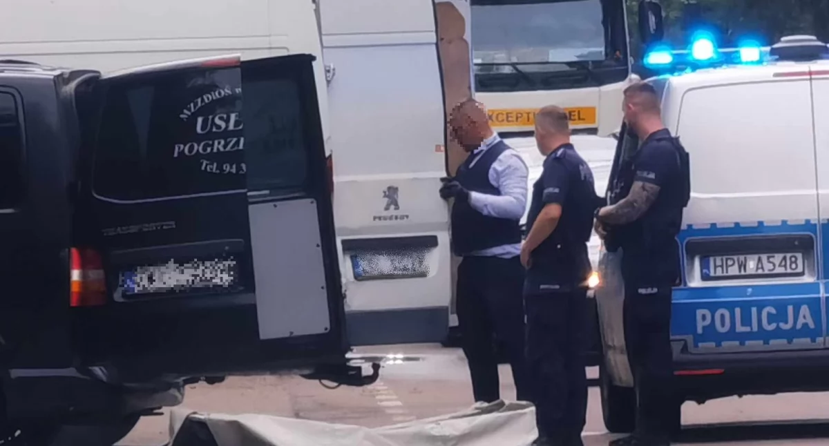 Tragiczne odkrycie na nadmorskim parkingu. W dostawczym aucie znaleziono zwłoki