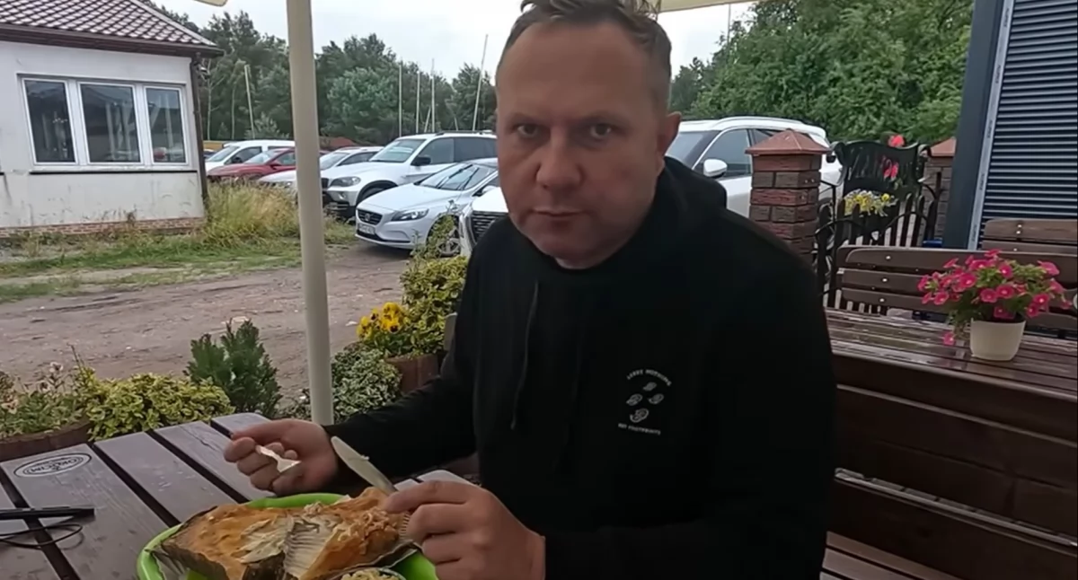 Tomasz Strzelczyk testował kolejne smażalnie ryb. Co polecał?
