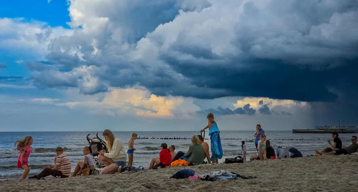 Nad Bałtykiem bez upału, ale klimatycznie – tak wyglądał letni weekend [zdjęcia]