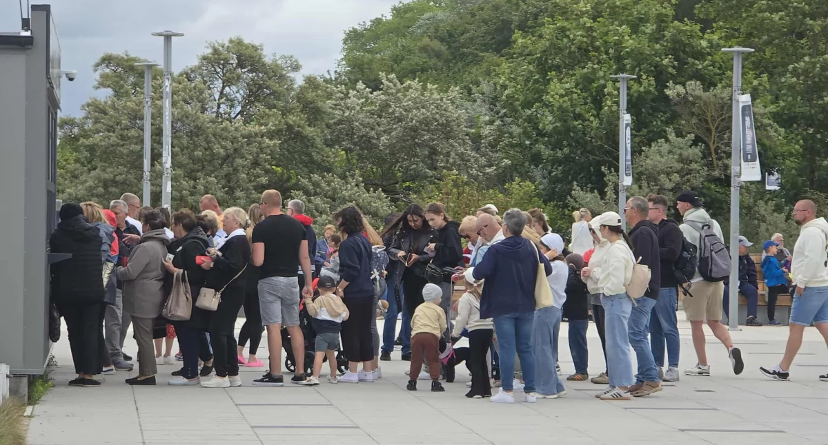 Co robią turyści w niepogodę? Korkują ulice, promenadę, molo...