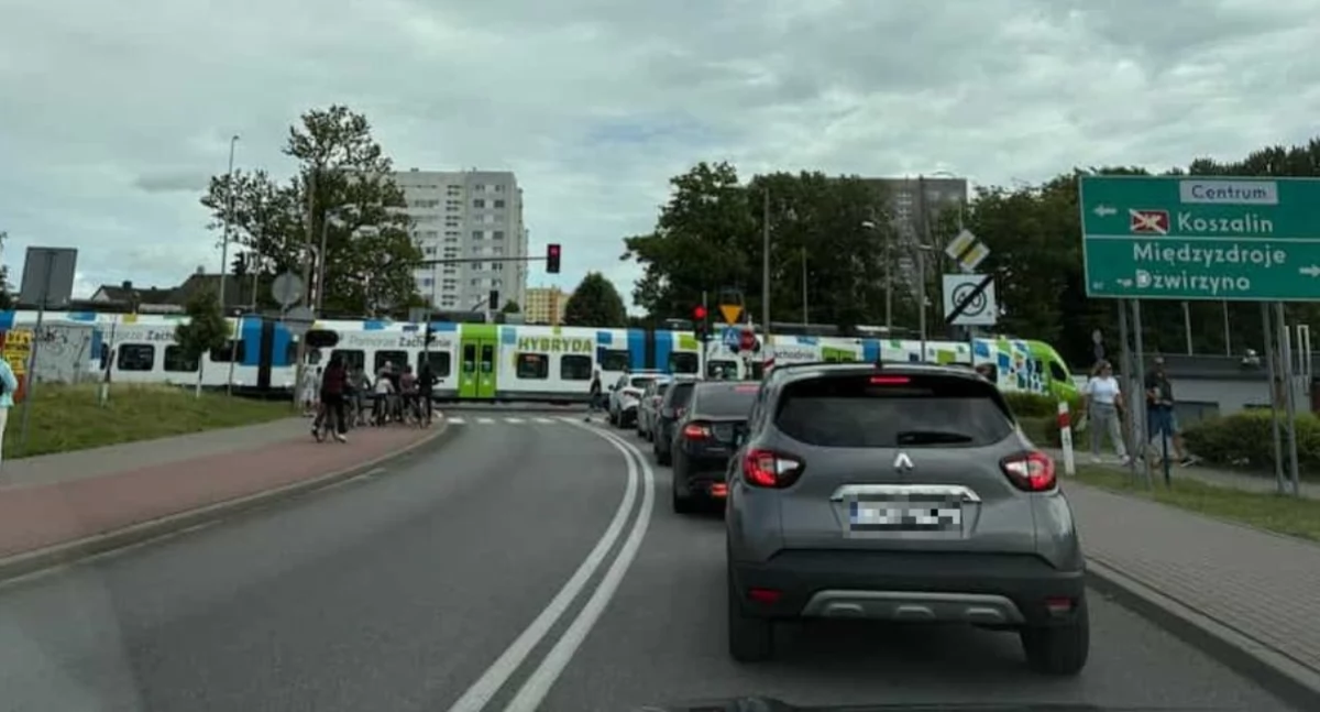 Rogatki otwarte, pociąg przejeżdża. Kierowcy uważajcie!