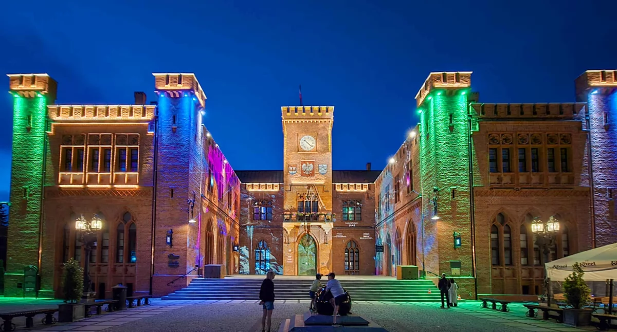 Iluminacja ratusza w Kołobrzegu. Wieczorami obiekt prezentuje się imponująco