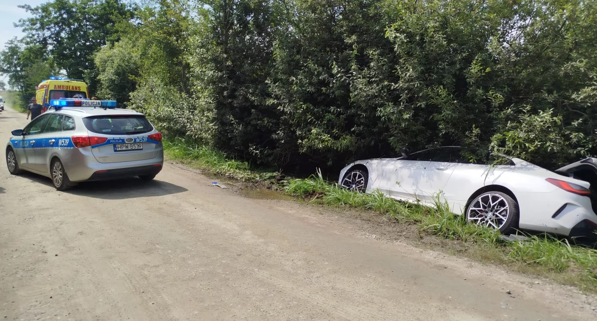 Kierowca BMW zniszczył ogrodzenie i wjechał do rowu melioracyjnego [zdjęcia]