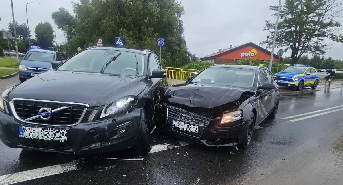 Kolizja sparaliżowała ruch na wyjeździe z miasta [zdjęcia]