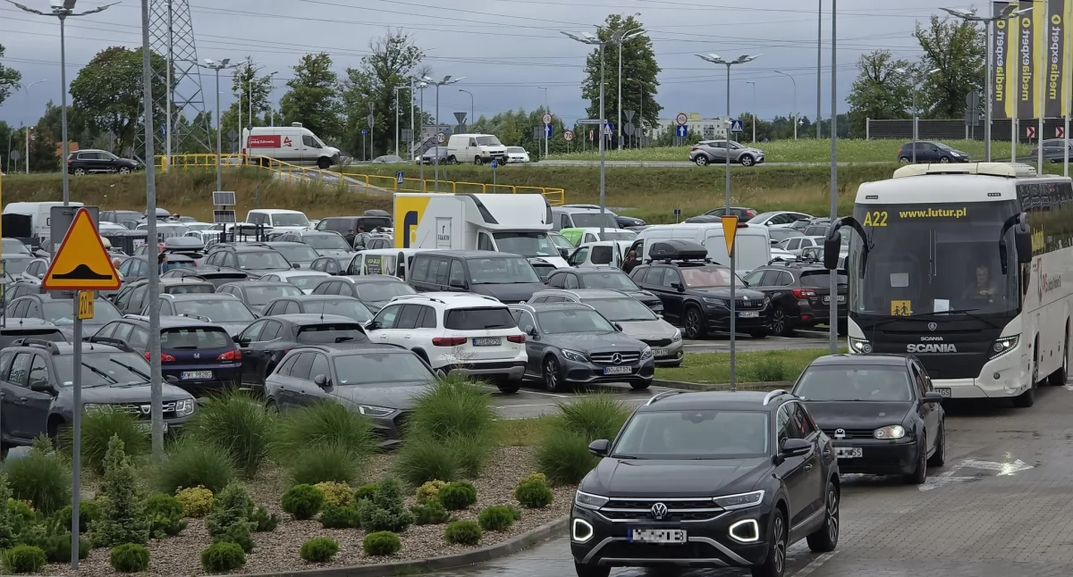Gdy pada, jedno jest pewne - korki w Kołobrzegu. Do galerii nie wjedziesz i nie wyjedziesz