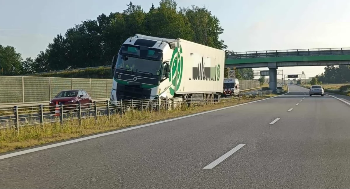 Utrudnienia na S6. Samochód ciężarowy wjechał w bariery