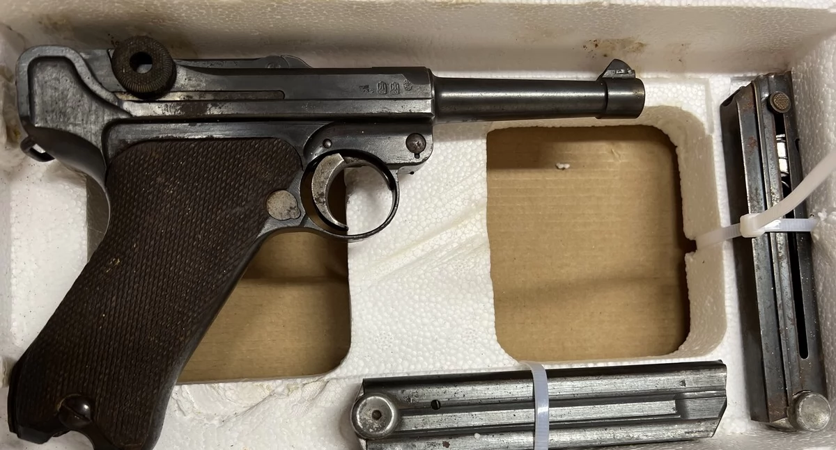 Zabytkowy pistolet trafił do muzeum. Ma ponad sto lat i został znaleziony na poddaszu