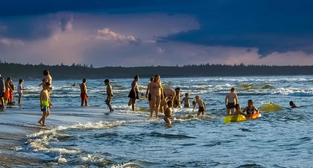 Plażowanie na zmiany. Słońce wychodzi - turyści też (zdjęcia)