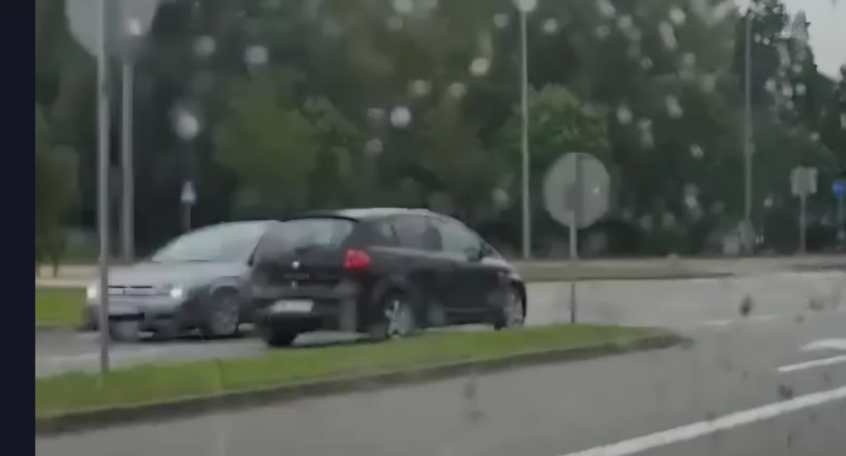 Poranny rajd pod prąd ulicą Żurawią z... Tiną Turner w tle