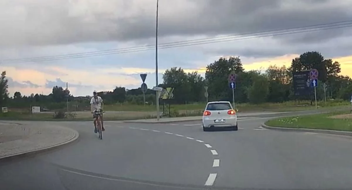 Pod prąd na rondzie? Rowerzysta testuje ruch drogowy w Kołobrzegu (wideo)