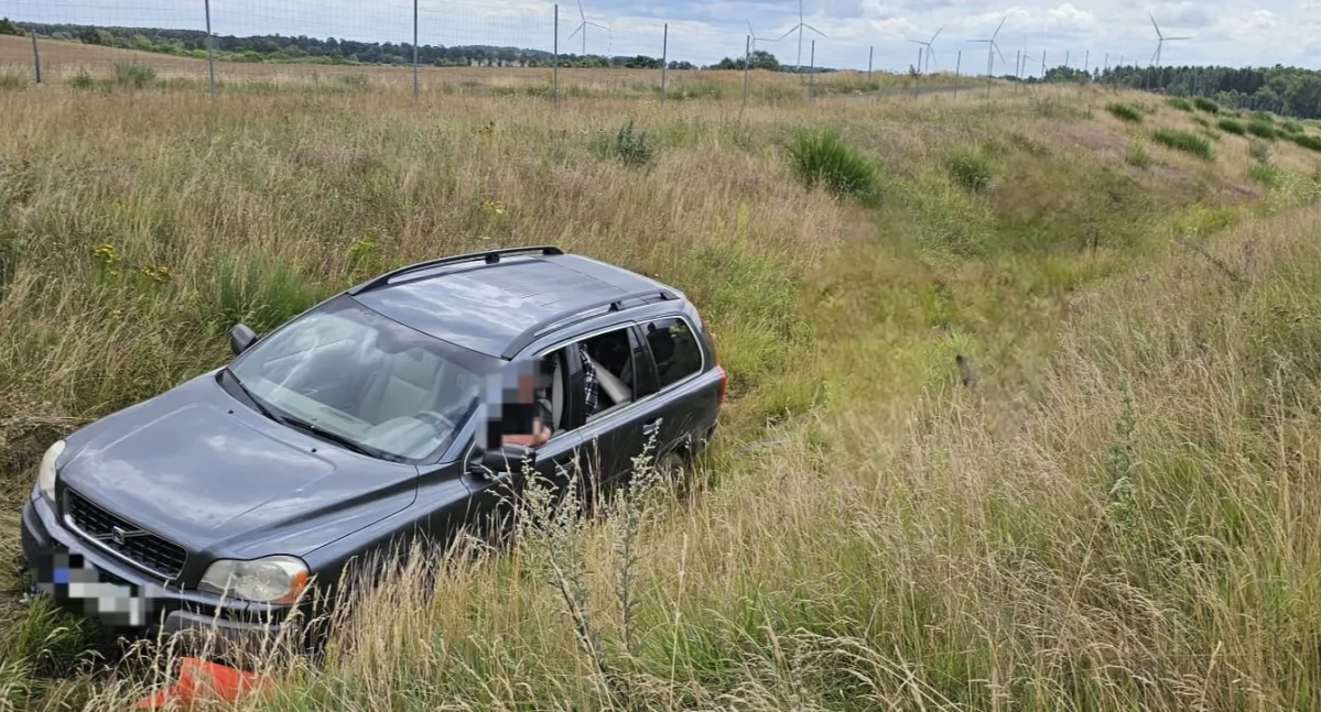Samochód wpadł do rowu na S6
