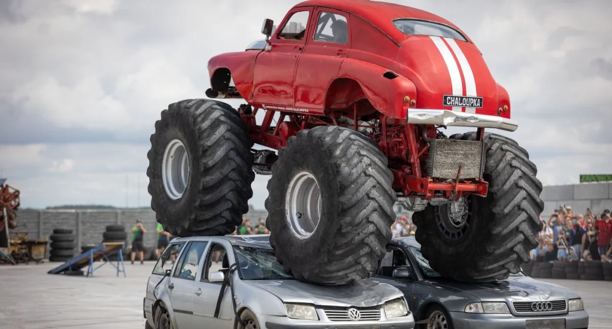 Pokaz jedynej grupy kaskaderskiej w Polsce. Drift zabytkową Syreną z silnikiem BMW, monster trucki...