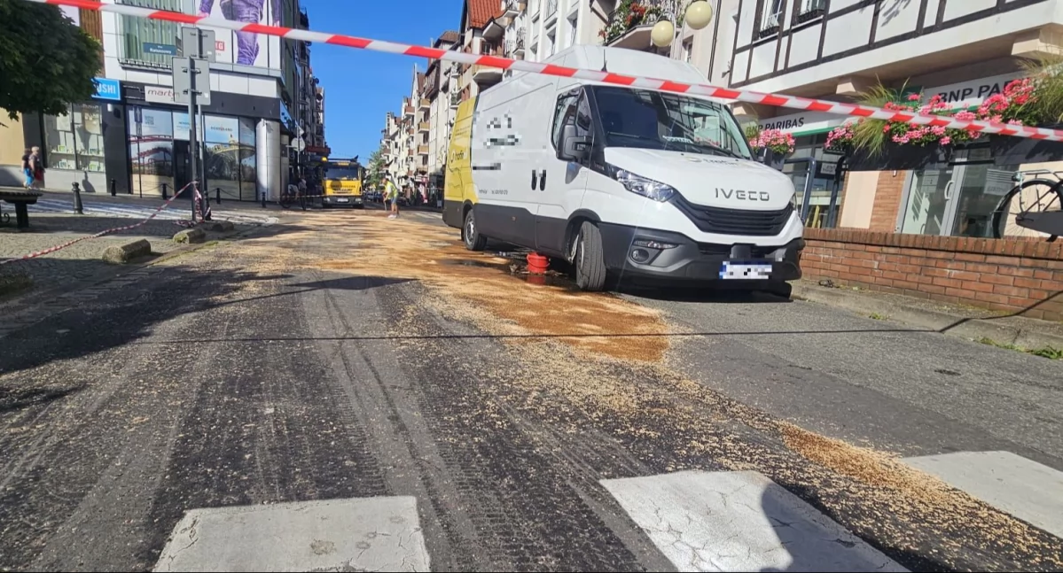 Rozszczelnione beczki w dostawczaku. Olej zalał jezdnię w centrum