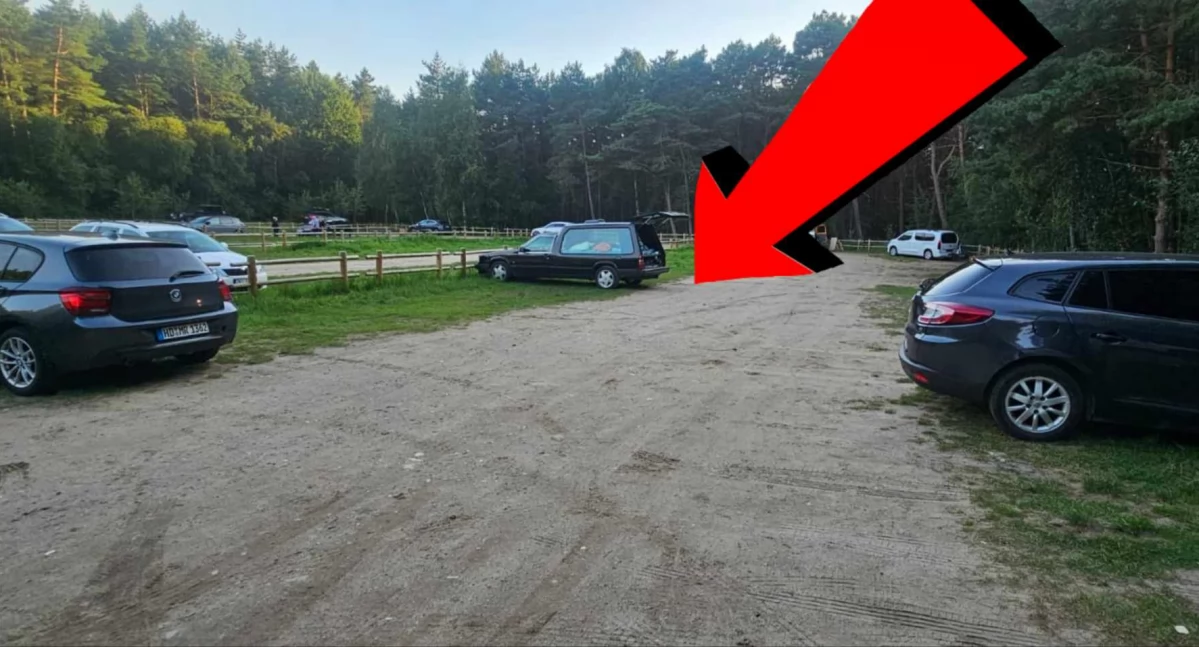 Taki pojazd w roli kampera? Nietypowa baza noclegowa na parkingu nad Bałtykiem