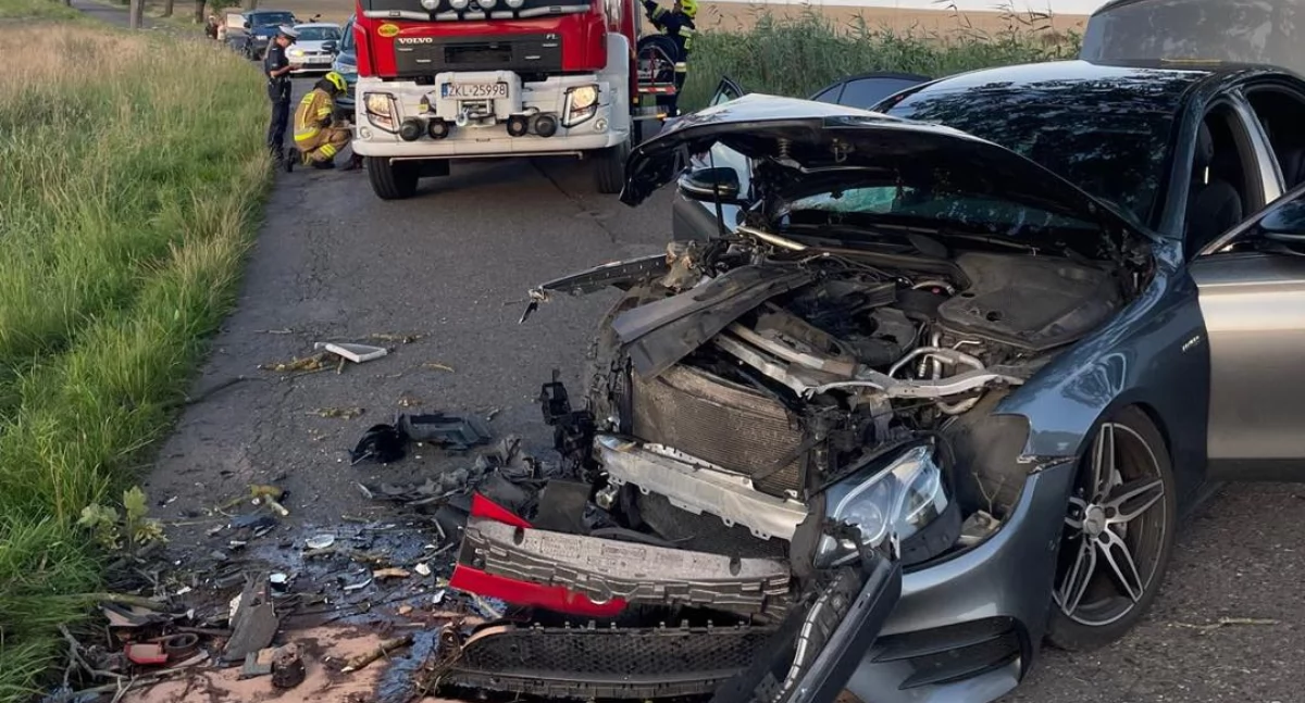 Mercedes wypadł z drogi i uderzył w drzewo. Kierowca miał dużo szczęścia