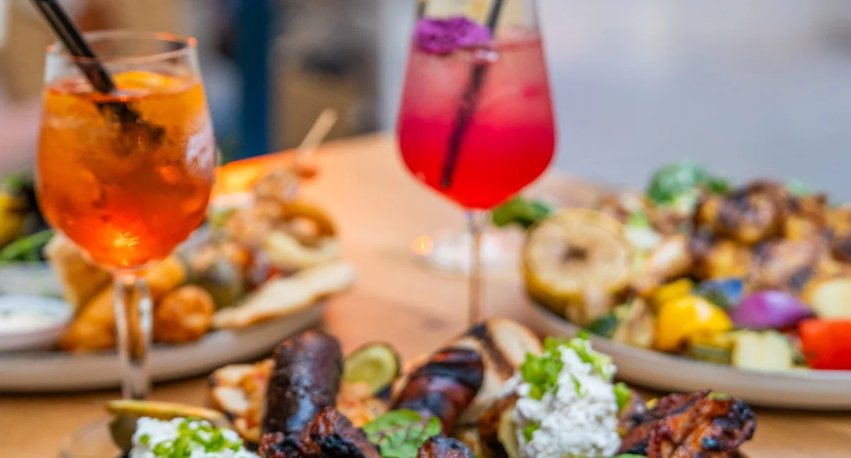 Czy może być coś lepszego niż aromatyczne dania z grilla i zimny drink w dłoni?