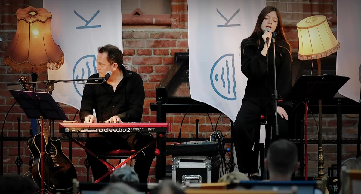 Muzyka Billie Eilish i Korteza pod ratuszem