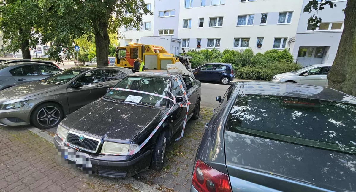Wraki znikają z Kołobrzegu. Kolejne auta odholowane