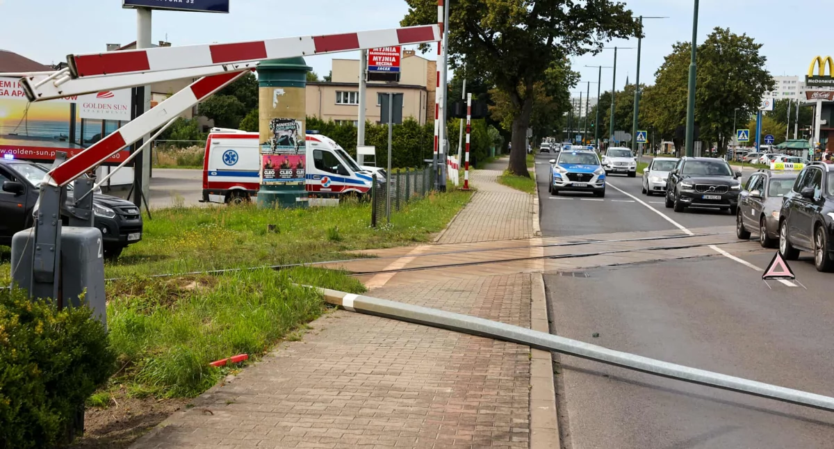 Śmieciarka zerwała trakcję na przejeździe. Ruch pociągów wstrzymany 