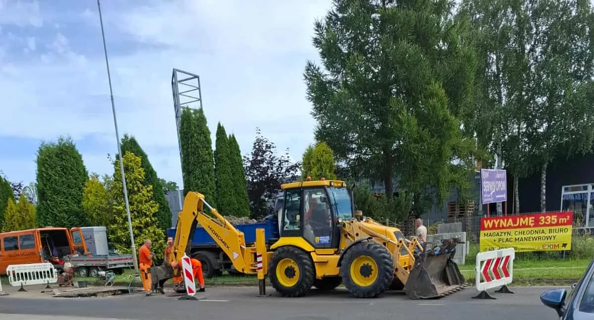 Zapadnięcie jezdni na ul. Sienkiewicza. Winna awaria instalacji, trwają prace naprawcze