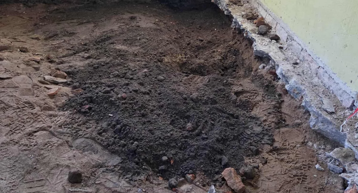 Kości pod urzędową podłogą. Zaskakujące odkrycie w centrum Kołobrzegu