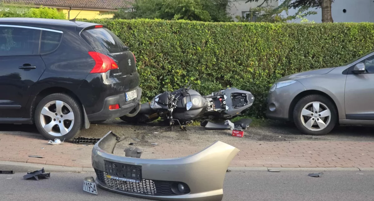 Motocyklista wjechał w samochód osobowy