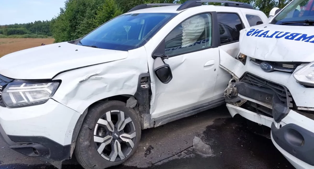 Wypadek karetki pod Czerninem. Dwie osoby w szpitalu