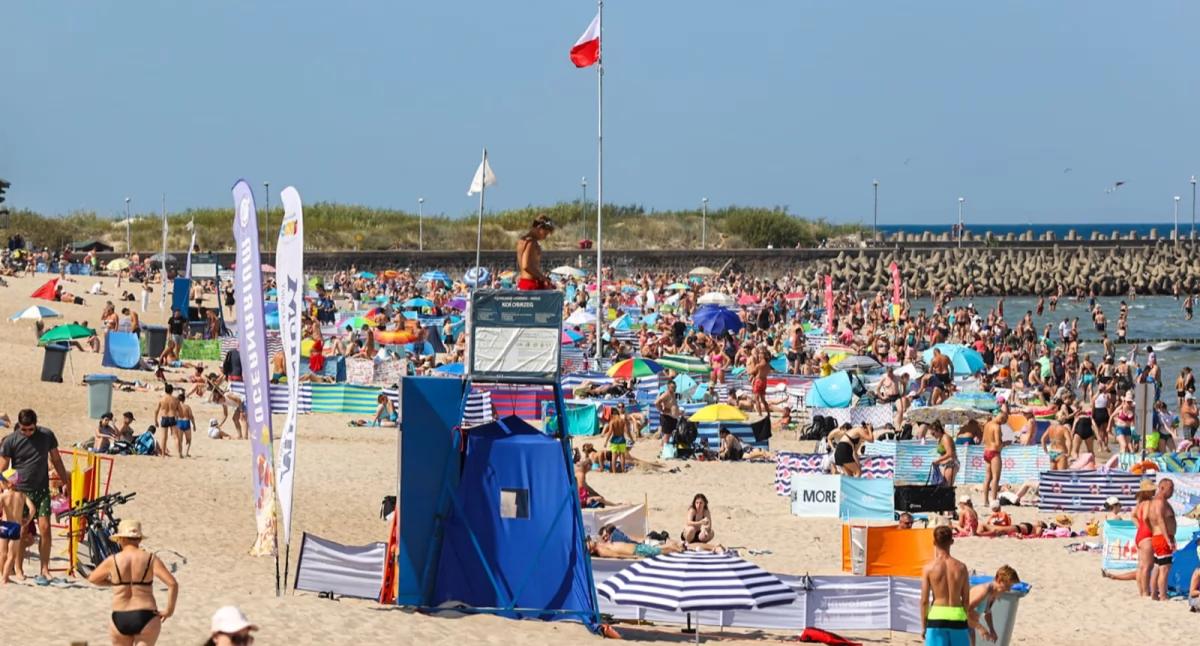 Tłumy na kołobrzeskich plażach. Zaczyna sie długi weekend - foto