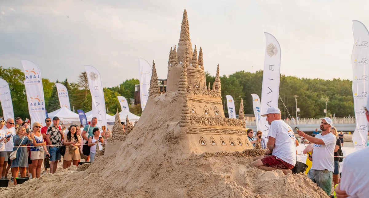 Kołobrzeg z nowym rekordem Polski! Tak powstawał najwyższy zamek z piasku (foto)