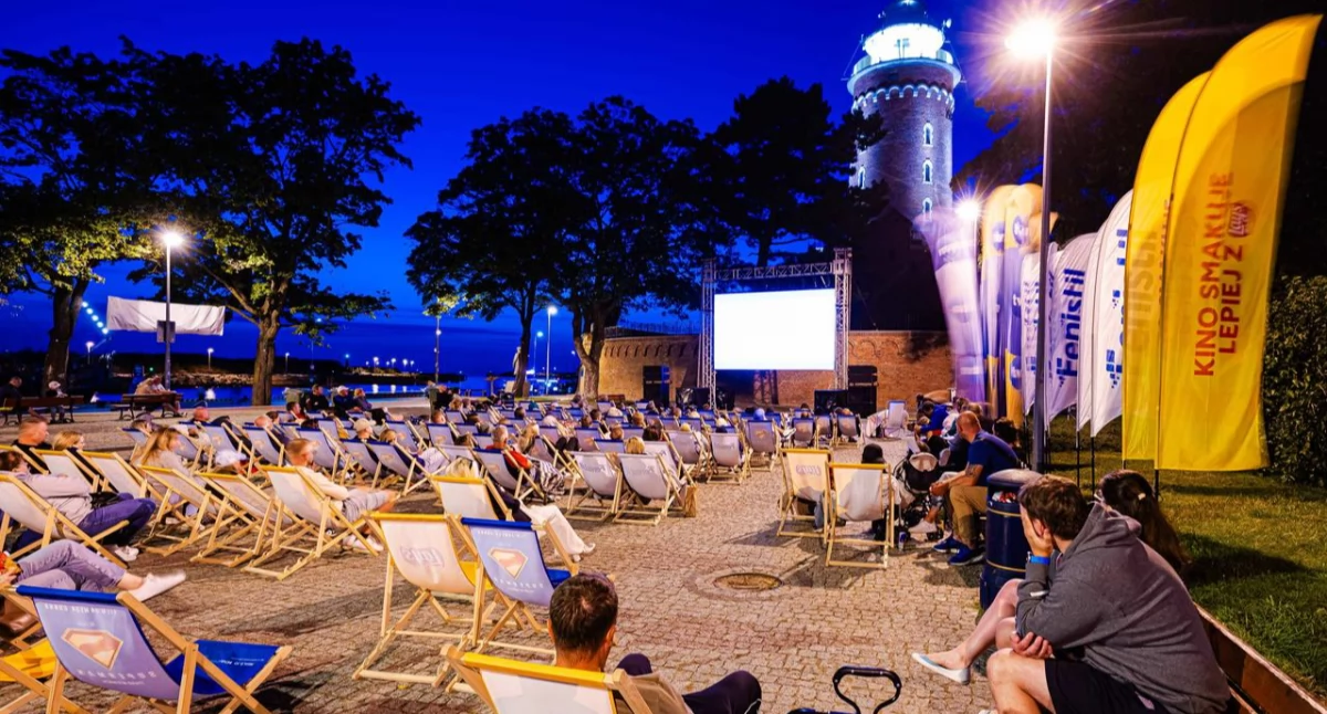 Kino plenerowe nad morzem. Seans przy latarni morskiej