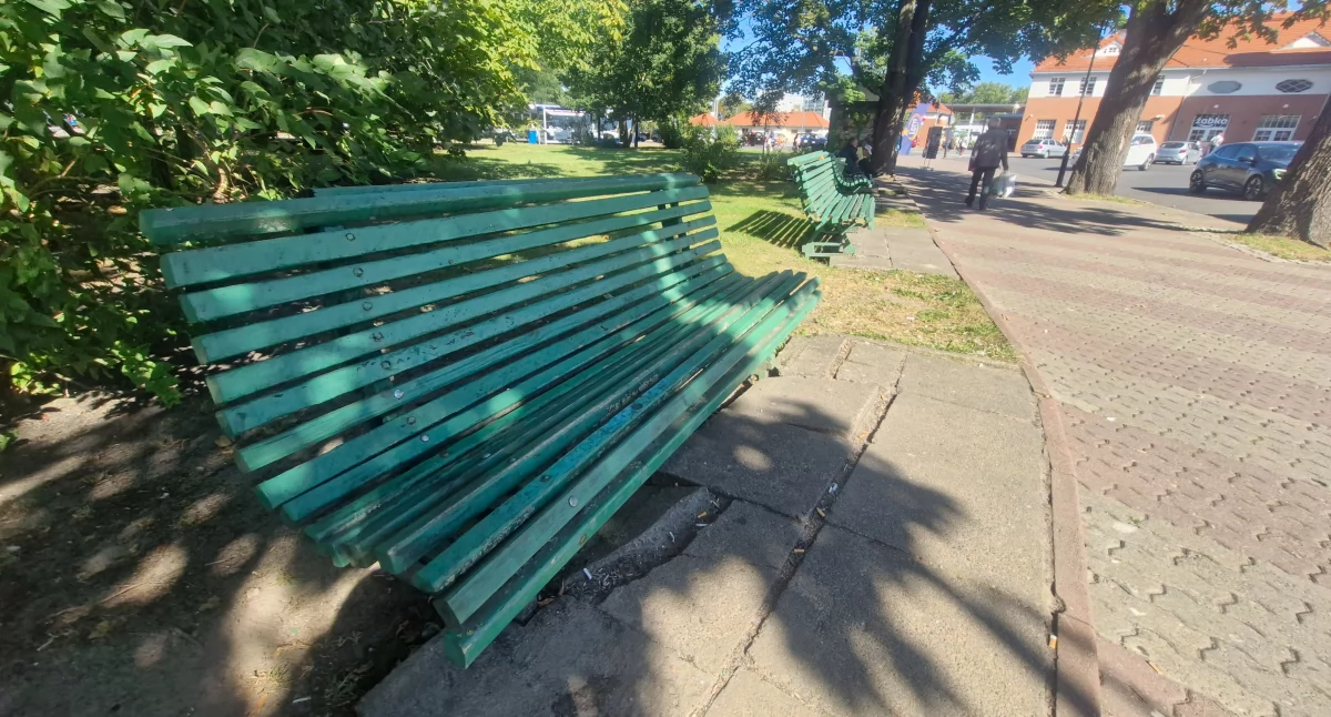 W centrum świeżo, przy dworcu po staremu. Ławki do poprawki
