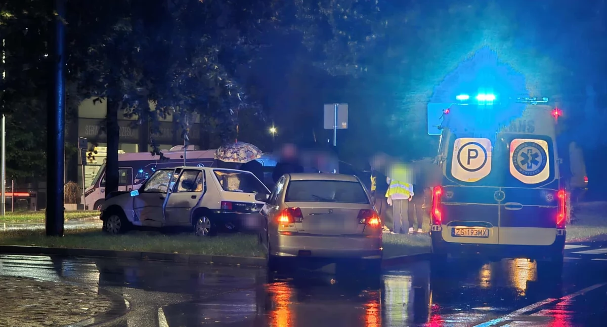 Wypadek przy cmentarzu. Samochód uderzył w drzewo