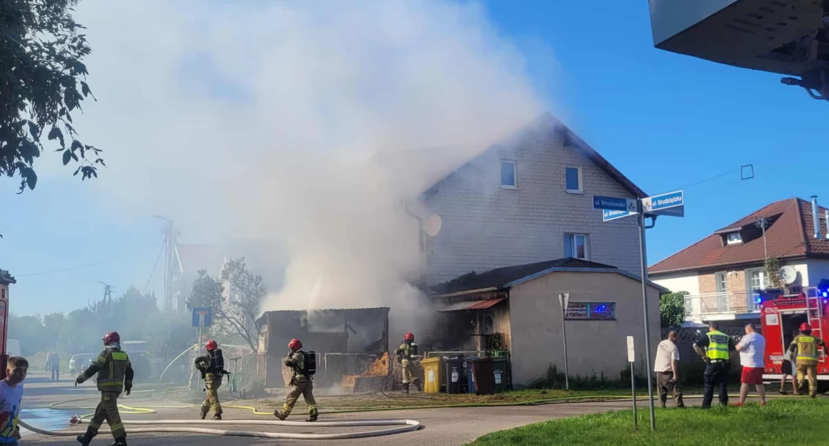 Duży pożar na osiedlu domów jednorodzinnych