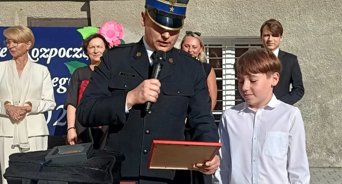 Opanowanie i odwaga 11-latka uratowała rodzinę. Chłopiec odznaczony przez straż pożarną