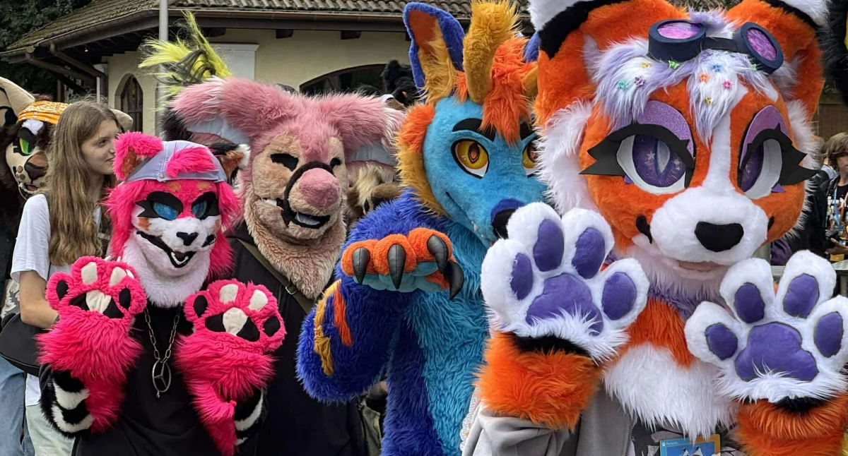 Maskotki na ulicach Kołobrzegu. Miasto gościło pierwszą paradę furry (foto, wideo)