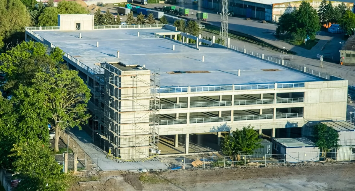 Parking, Biedronka, Rossman i siłowania – prawie na finiszu. Inwestycja zostanie oddana później niż planowano 