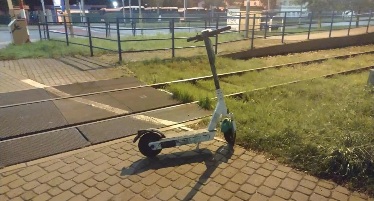 Konsekwencje mogły być poważne... Ktoś porzucił hulajnogę na torach