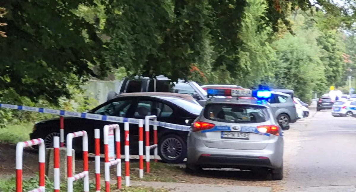 Policyjny pościg. Kierowca BMW porzucił auto i uciekł pieszo