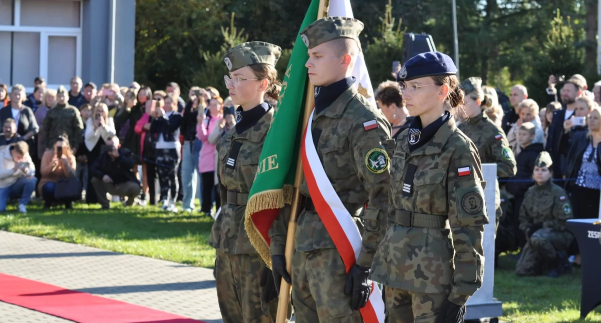 Ślubowanie, czek i współpraca z wojskiem. Wielkie święto szkoły w Gościnie | zdjęcia