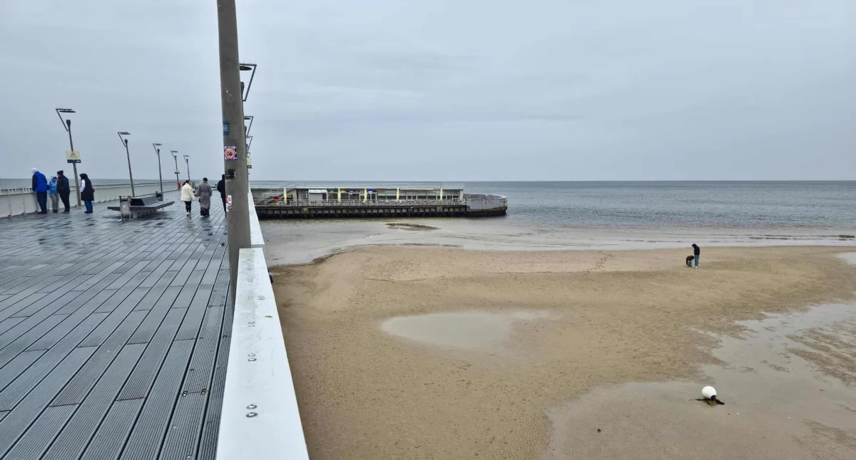 Cofka na Bałtyku. Na kołobrzeskie molo dojdziemy plażą | zdjęcia