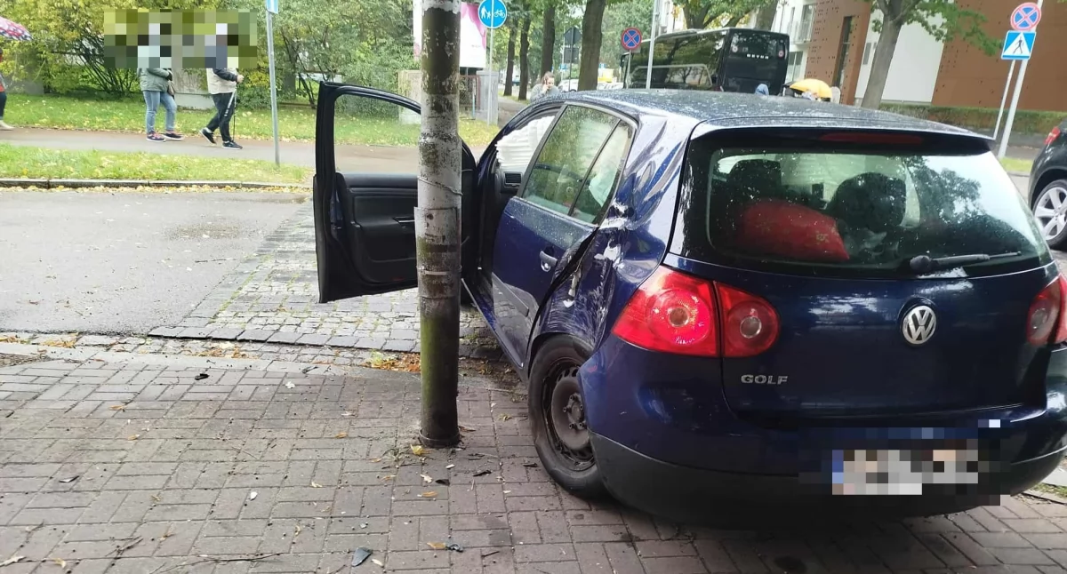Zderzenie BMW i volkswagena w dzielnicy uzdrowiskowej. Auto odbiło się od latarni