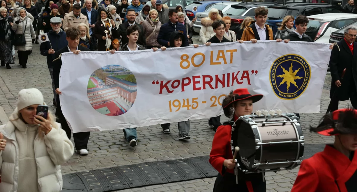 Barwny przemarsz Kopernika ulicami Kołobrzegu | zdjęcia