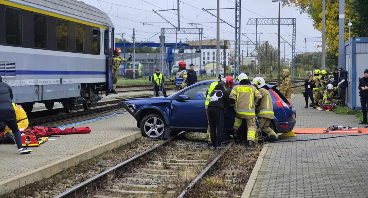 Samochód osobowy zderzył się z pociągiem. Tak wyglądały ćwiczenia kołobrzeskich służb ratunkowych| foto, wideo