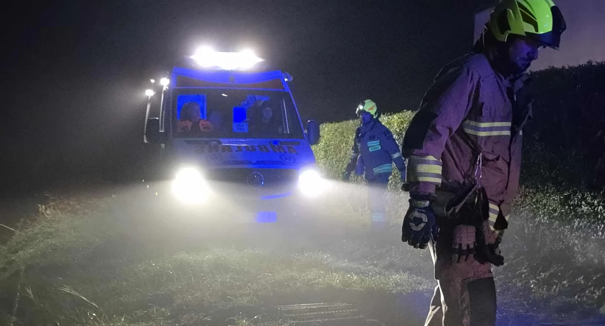 Karetka ugrzęzła przy działkach. Wspólna akcja strażaków i mieszkańców