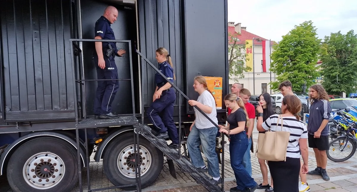 Policyjny escape room na kołach już wkrótce u nas. Spróbujesz się stąd wydostać?