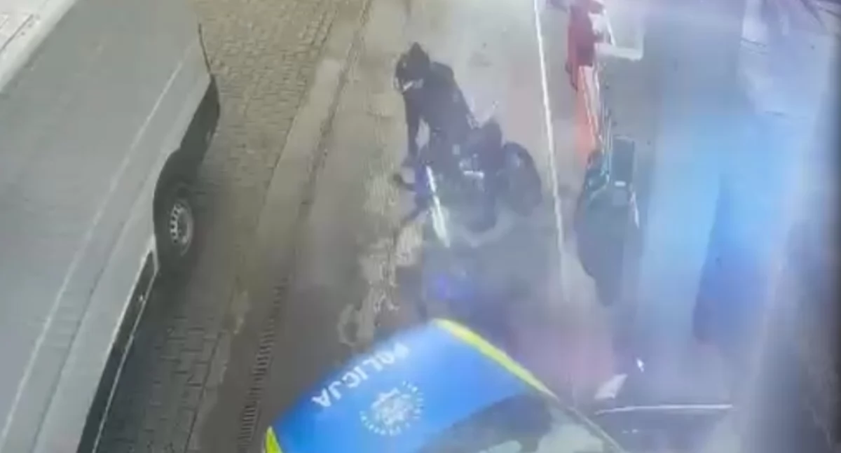 Uciekając przed policją, rozbił się o radiowóz. 18-latek jechał bez uprawnień