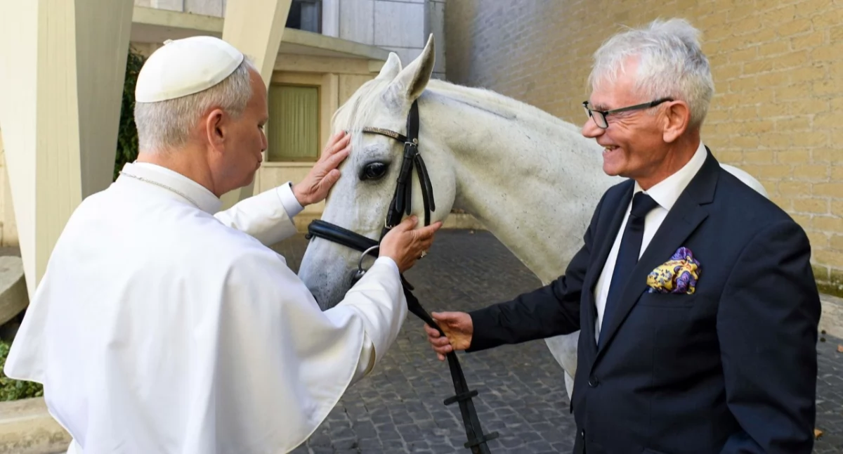 Właściciel podkołobrzeskiej stadniny z wyjątkowym darem dla papieża. Leon XIV dostał konia